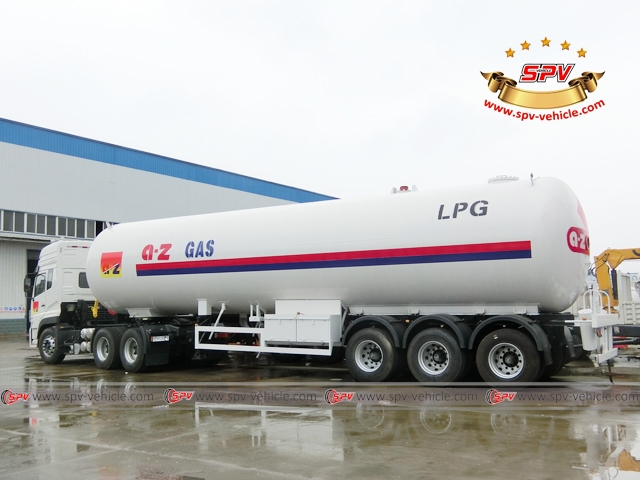 Back side view of 50 CBM LPG tank semi-trailer with Dongfeng tractor head Back side view of 50 CBM LPG tank semi-trailer with Dongfeng tractor head